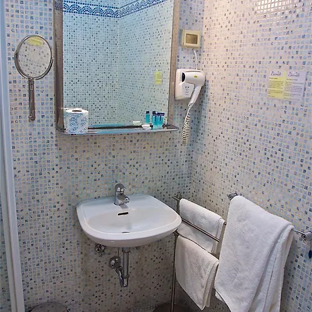 Carmel Hotel 2*