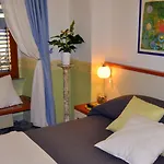 Carmel Hotell 2*